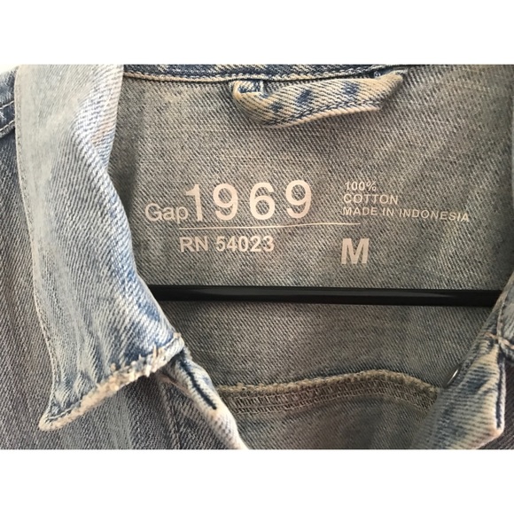 🚨LAST CHANCE🚨 Gap jean jacket - Picture 2 of 3