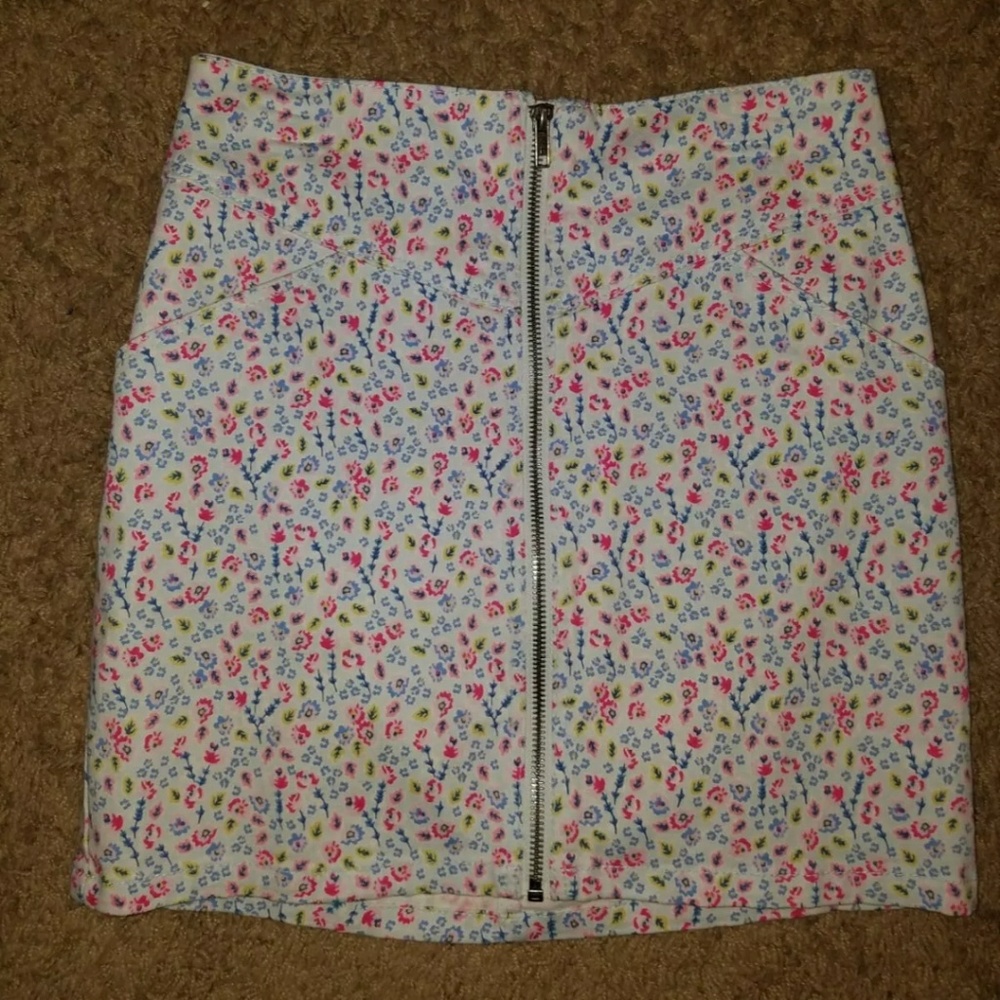 Zip dowb floral vintage skirt
