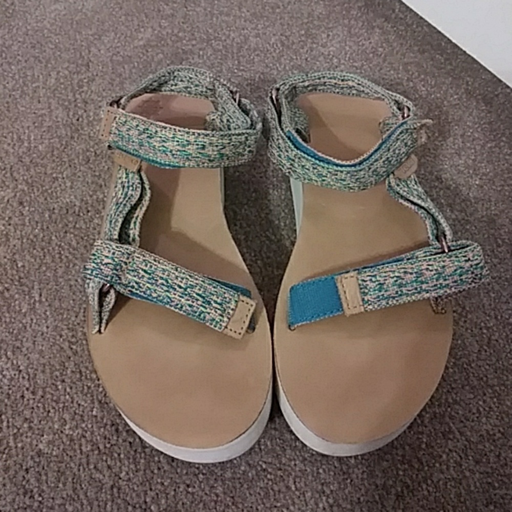 Teva sandles flatform.