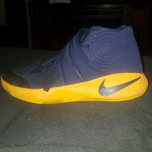 Nike Kyrie 2 Mens Basketball Shoe
