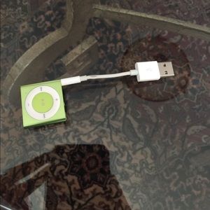 Apple iPod Shuffle 2 GB with charger
