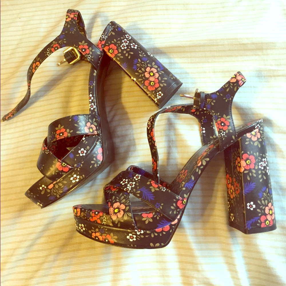 NINE WEST HIPPY FLORAL CHUNKY HEELS NEW
