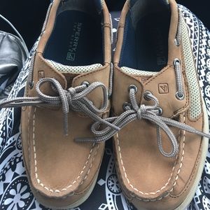 Boys sperrys like new