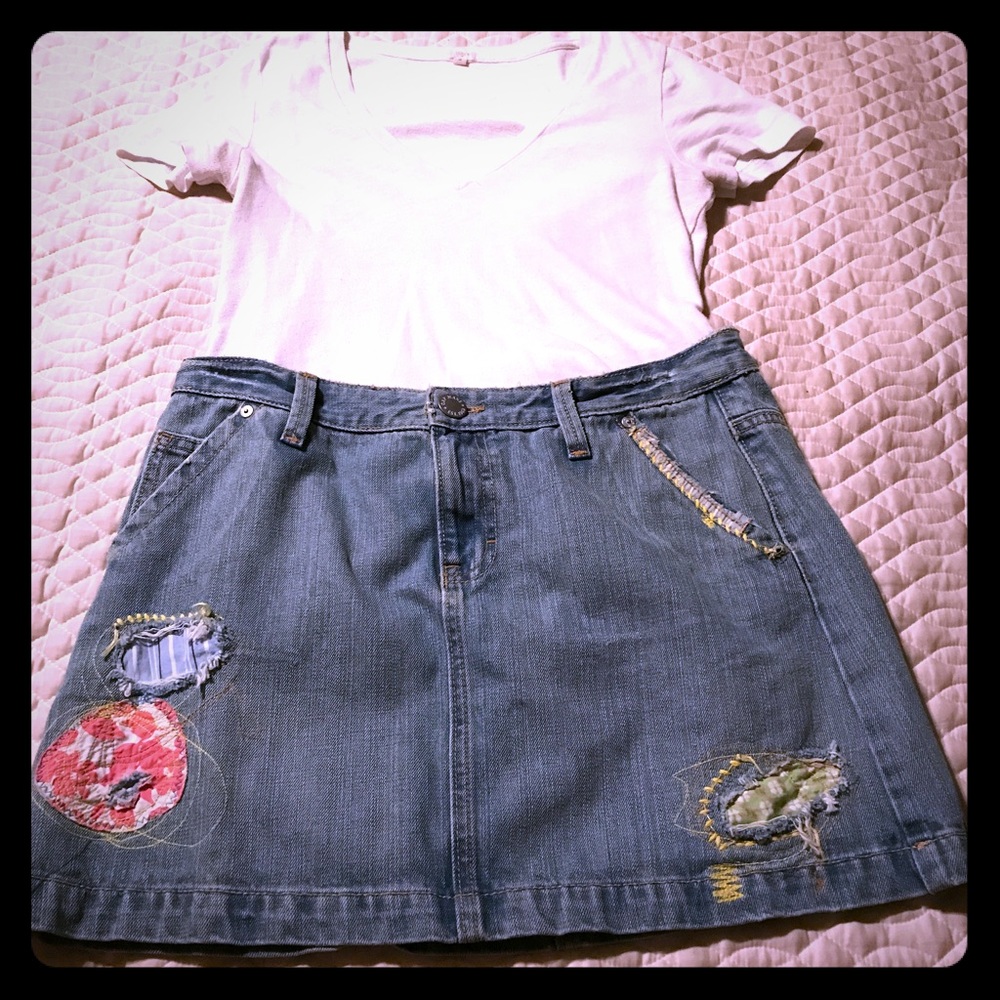 Adorable Gap denim skirt w/ patches