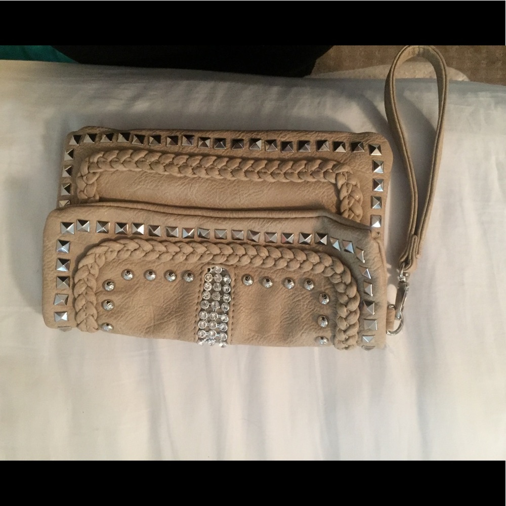 Wristlet/cross body bag