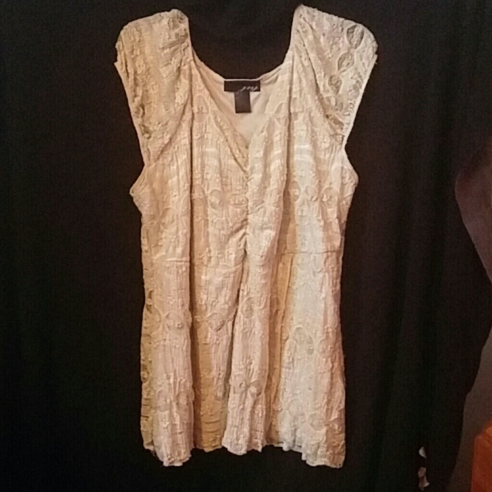 NWOT Lacy vintage design lined top