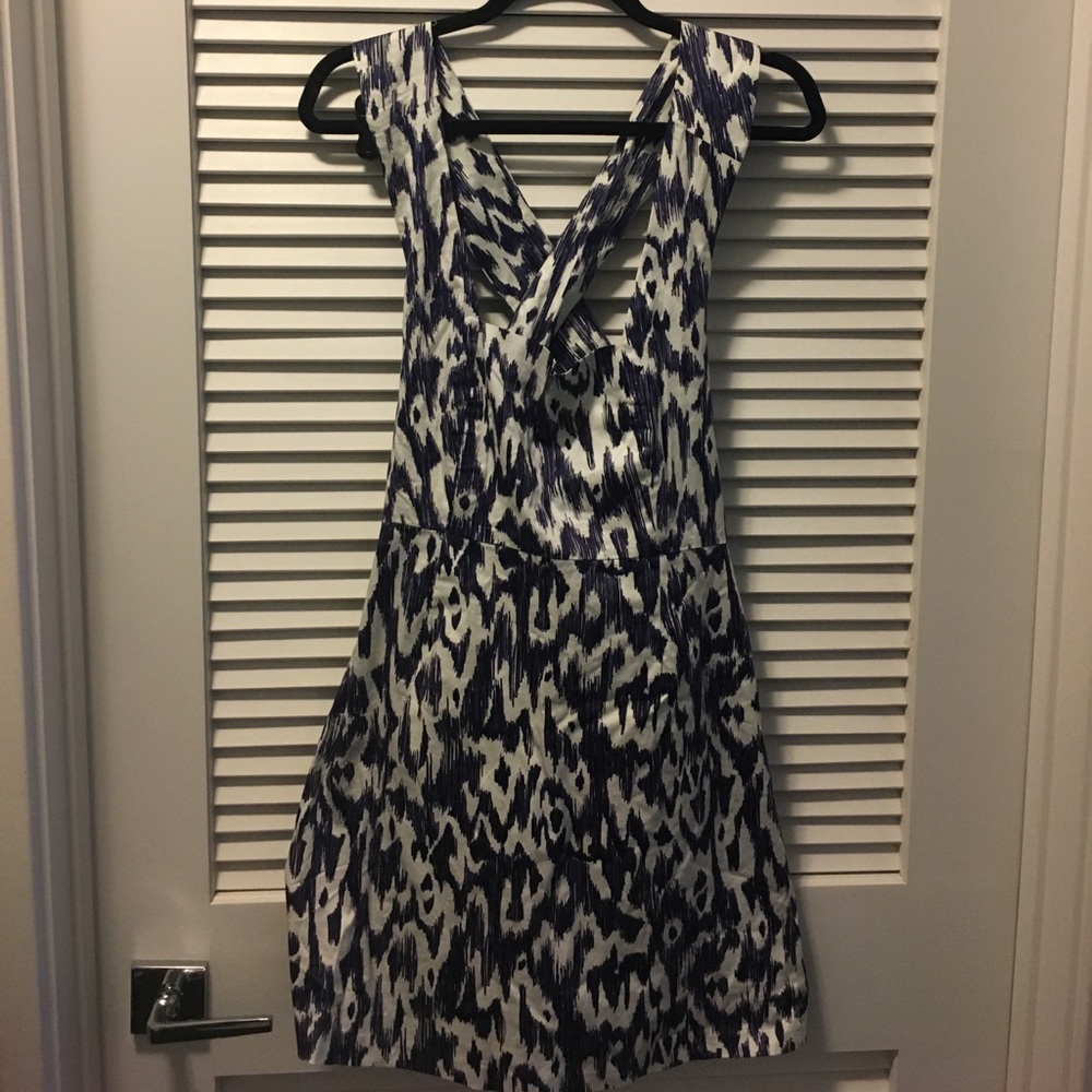 Crossed back printed dress.
