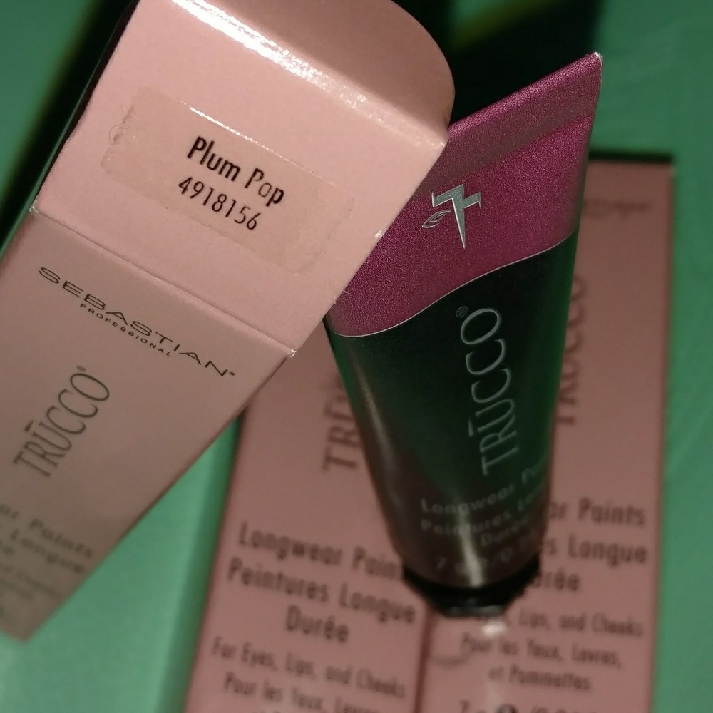 Plum pop Trucco Lip,cheek and eye stain BNWT!
