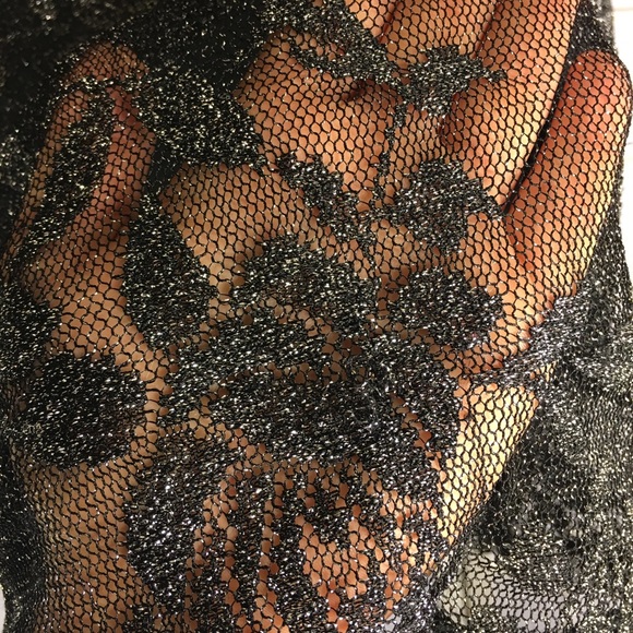 🌸BOUTIQUE FIND🌸 super chic half top for layering - Picture 2 of 4