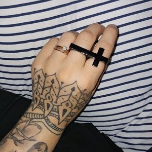 Two finger cross ring
