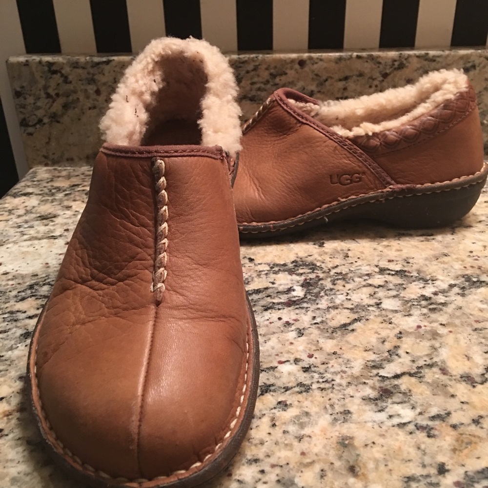 UGG LEATHER HOUSE SHOES