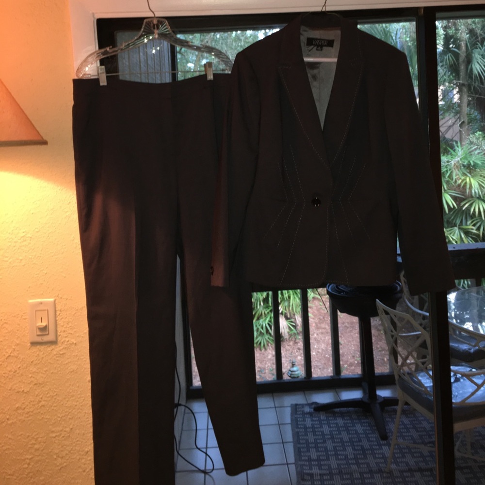 Kasper suit! Very flattering, love the stitching.