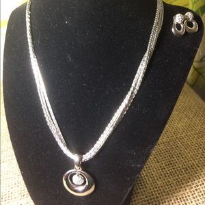 Necklace/earrings set