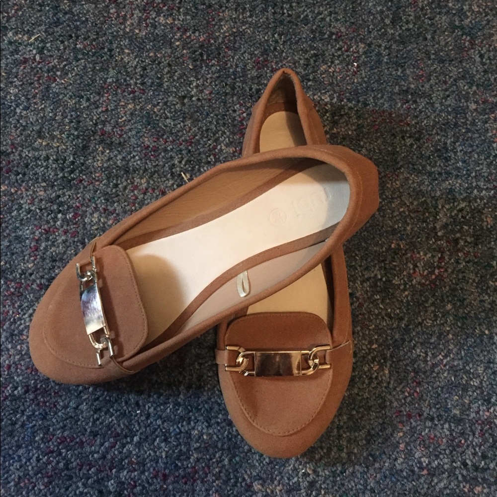 Tan/Brown Rubi flats with gold buckle