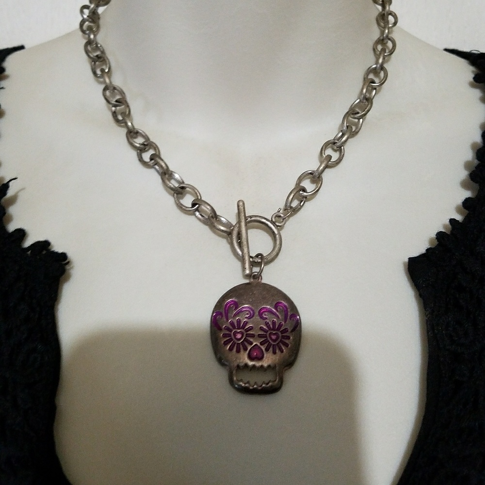 Skull toggle necklace