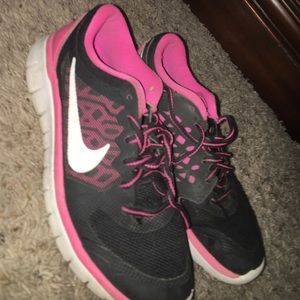 black/pink girls nike shoes