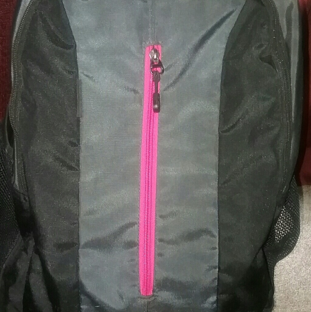 Nevere used laptop / travel bag