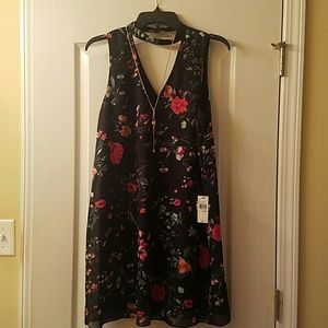 Brand new never been worn Jr's Floral dress (black