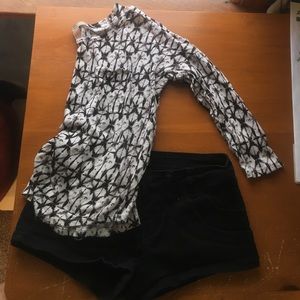 Black and white patterned fitted 3/4 sleeve top