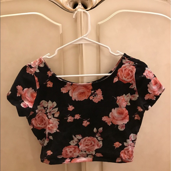 Forever 21 Tops - 🔴 SALE 💗 CUTE Forever 21 Floral Print Crop Top!