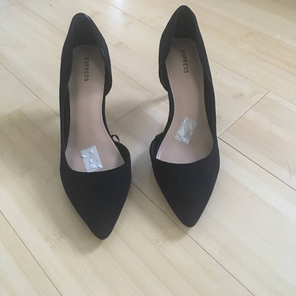 Black pointy heel shoe