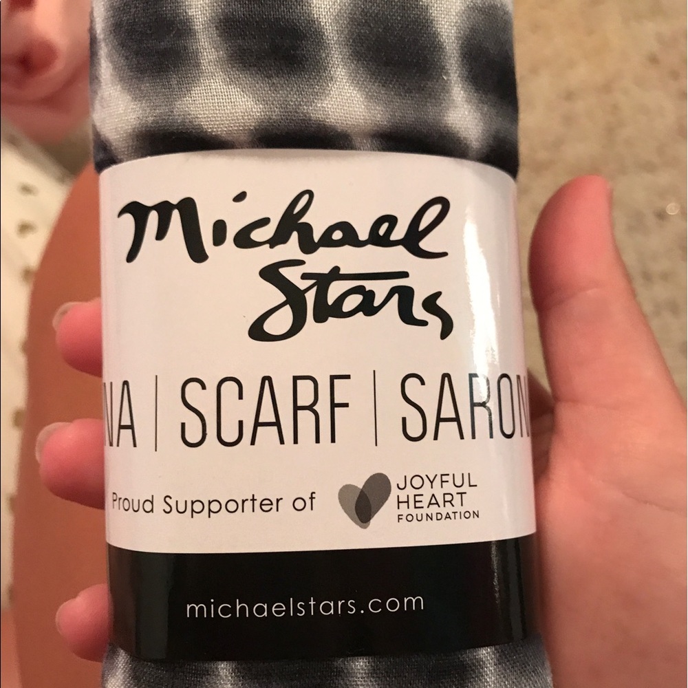 michael stars scarf