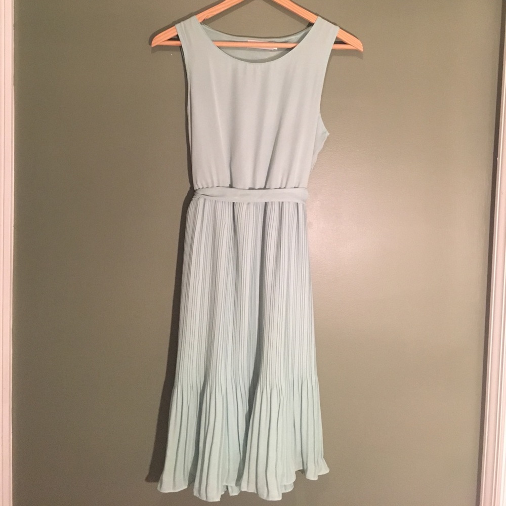 Stunning seafoam green dress!