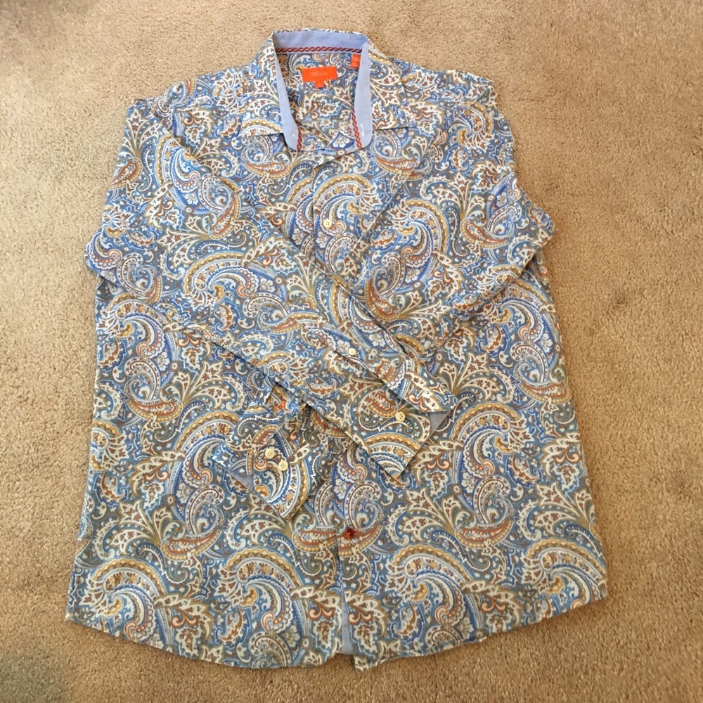 Mildly worn Tallia dress shirt.