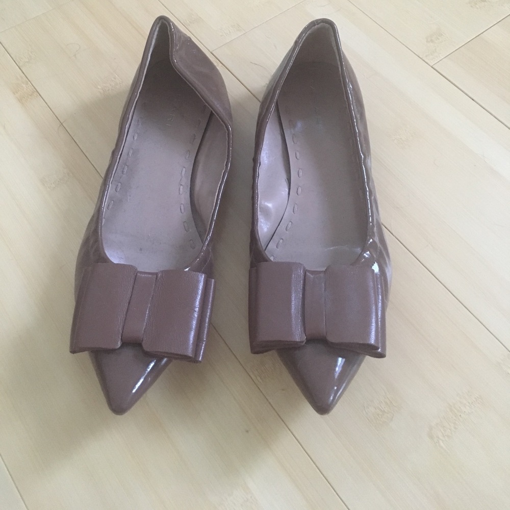 Tahari brown flats