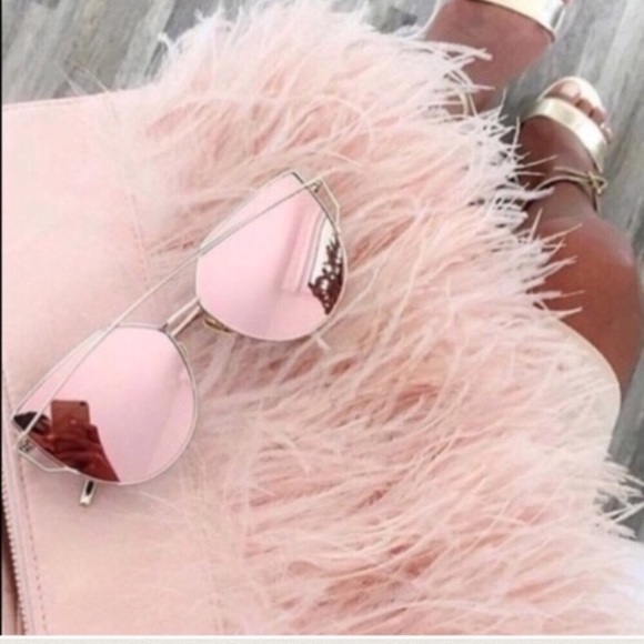 ? Gorgeous Rose Gold Mirrored Sunglasses