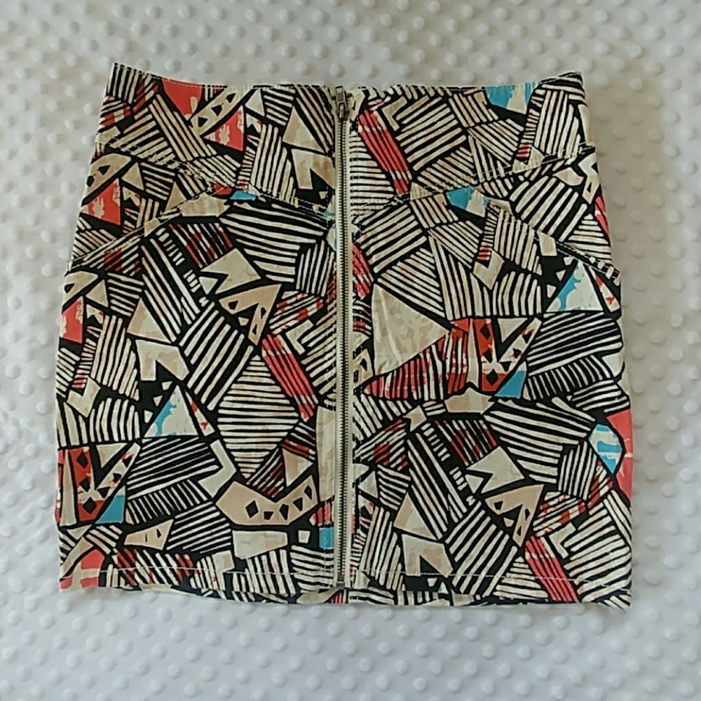 Divided by HM Geometric zip fromt skirt