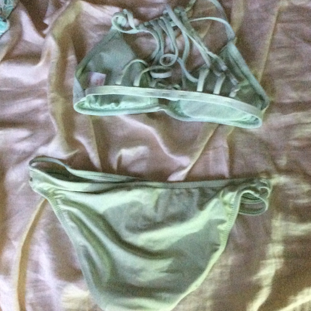Bikini - Picture 2 of 2