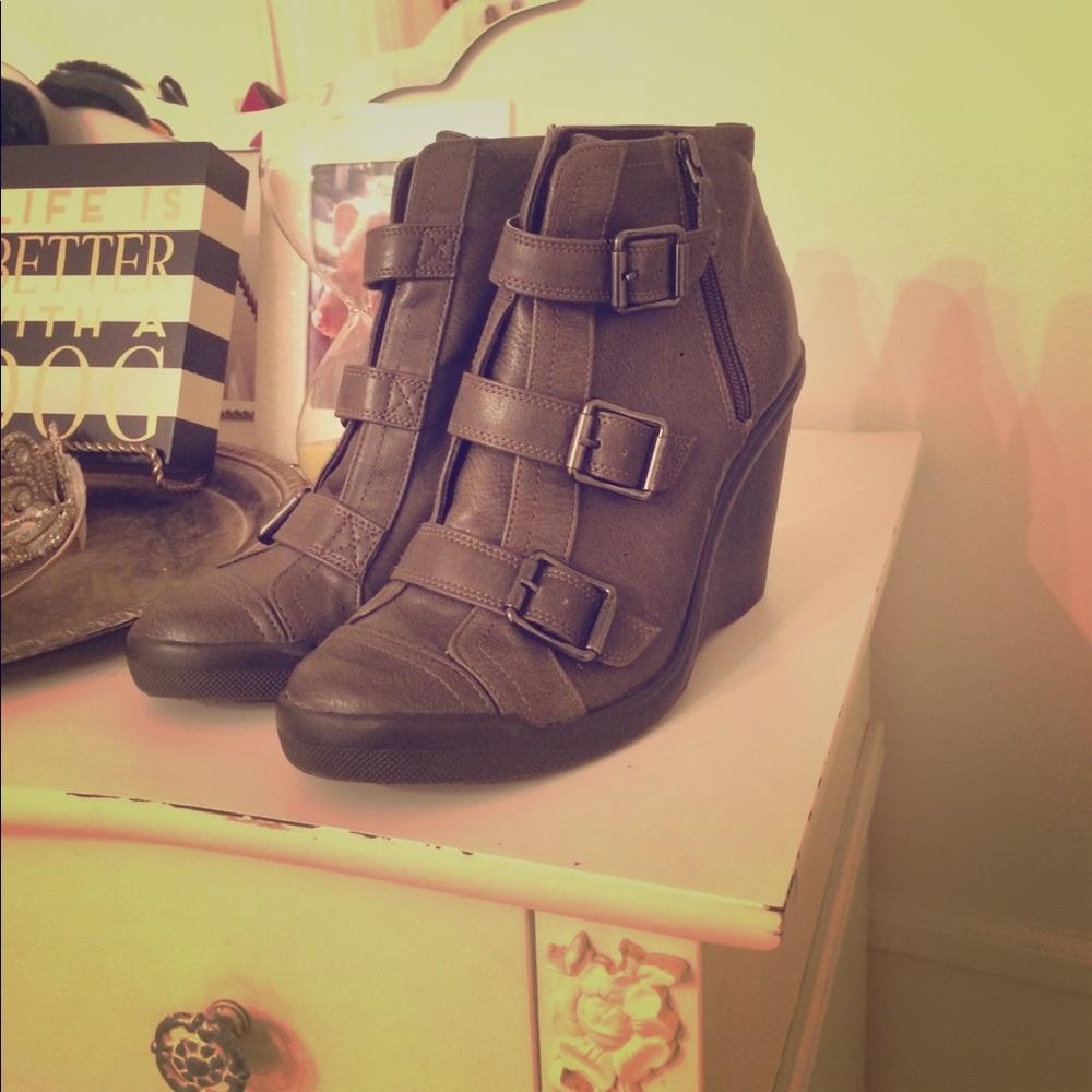 Simply Vera wedge booties