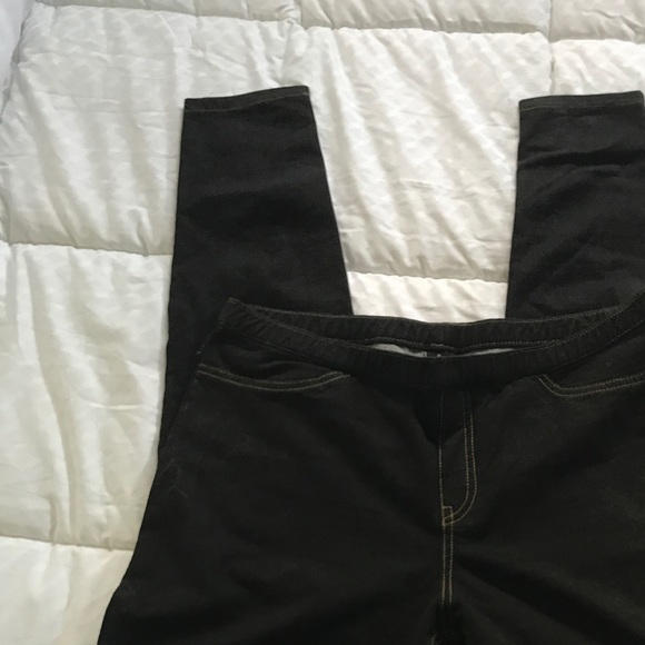 Black leggings by HUE - Picture 3 of 5