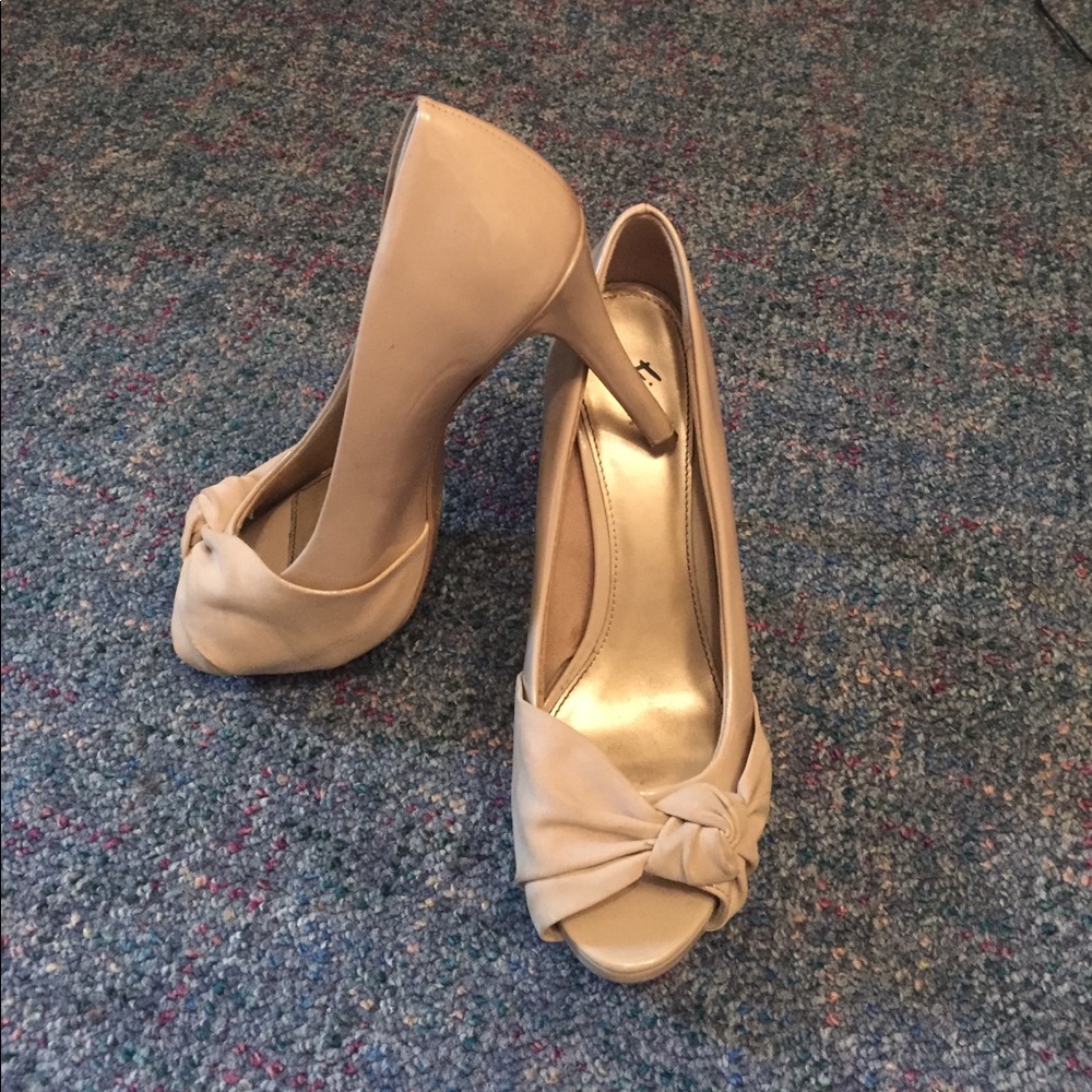 Nude heels with knot