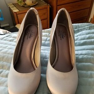 Life stride velocity memory foam heel shoes