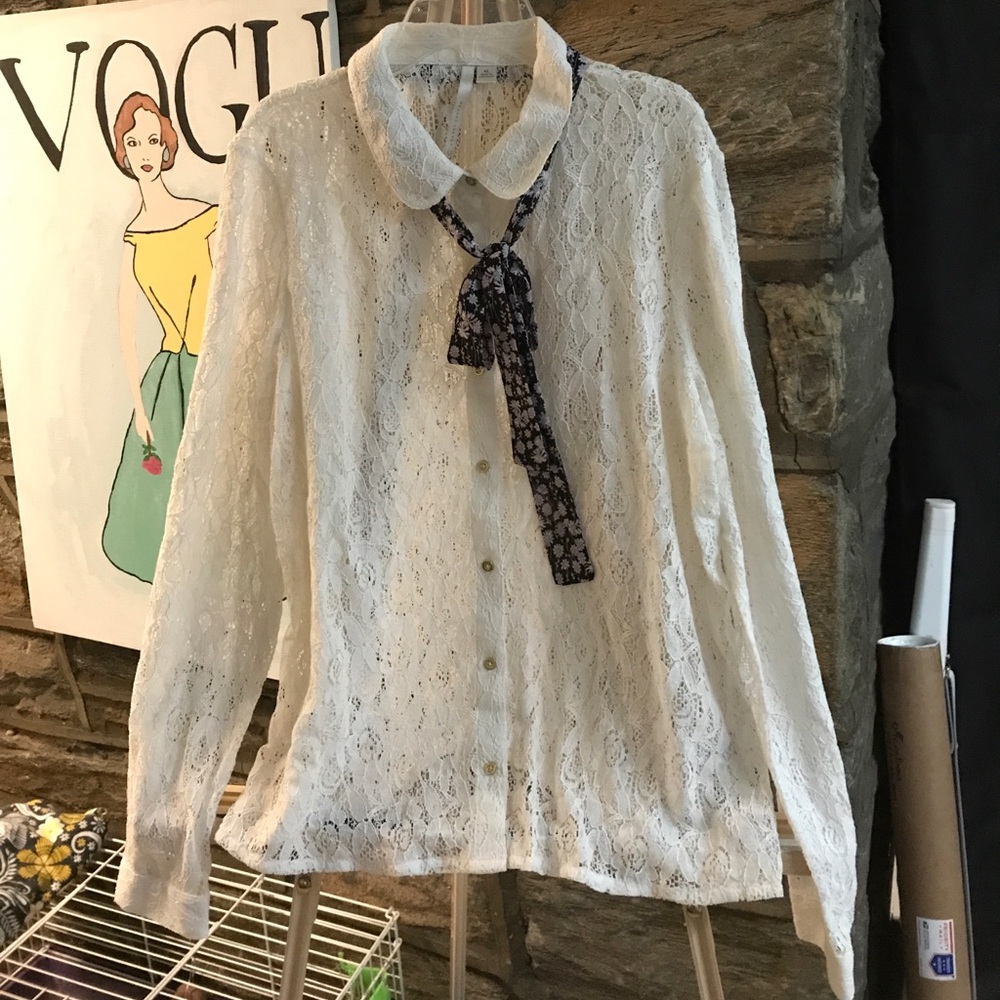 Long sleeve lace button down w/ floral necktie