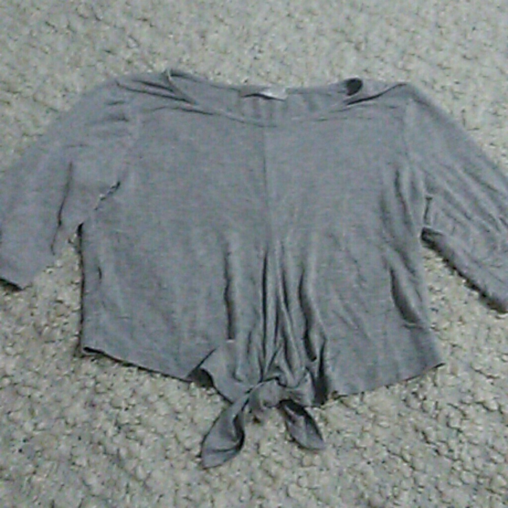 Simple grey crop with tie