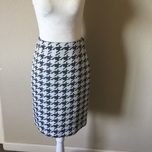 Banana Republic Pencil Skirt - Size 0. Grey/Cream
