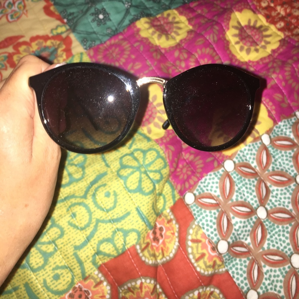 Black circular sunglasses