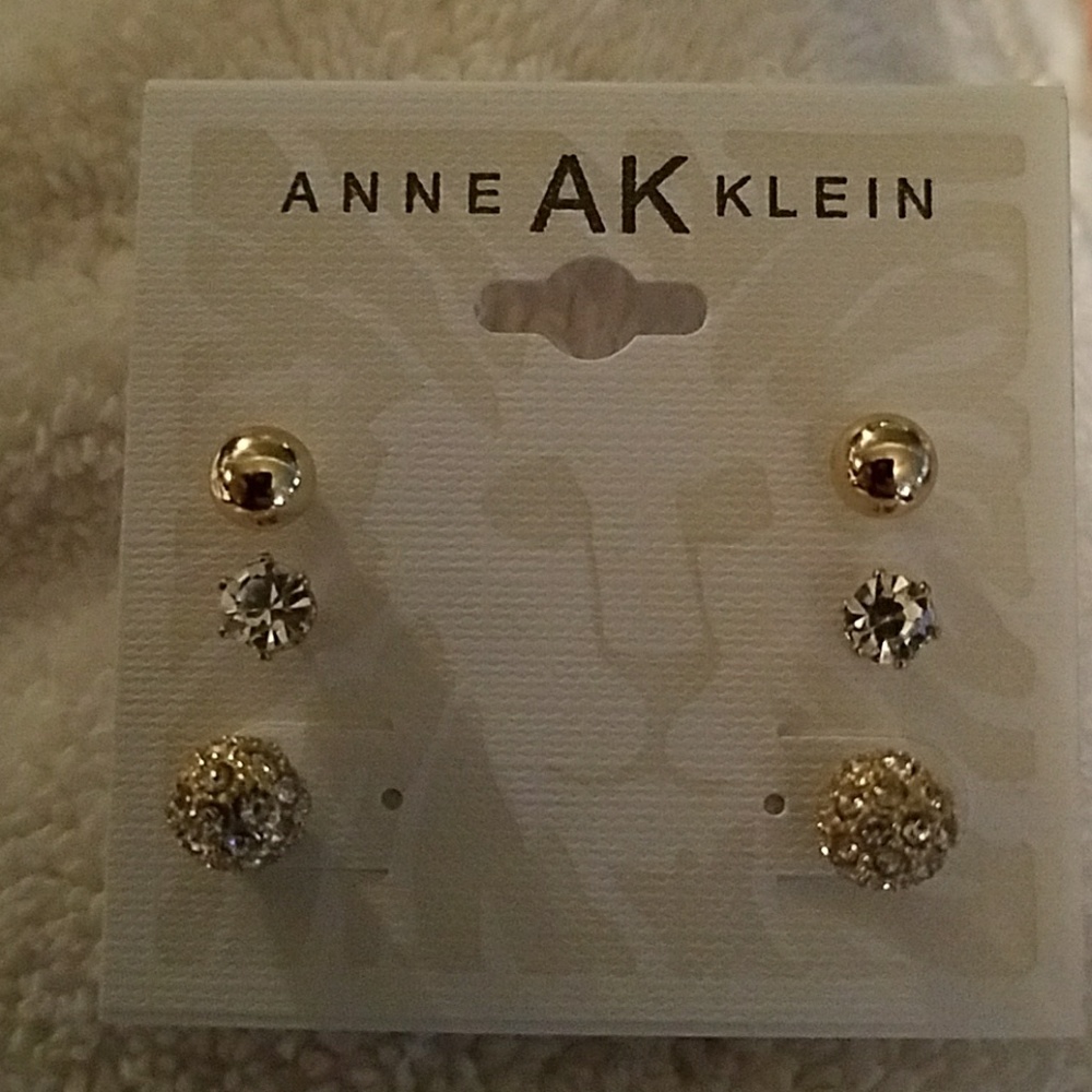 GIFTED Nwt Anne Klein gold stud earrings
