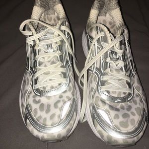 brooks ghost leopard