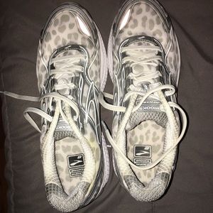 brooks ghost leopard