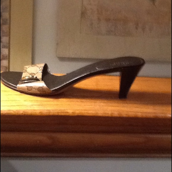 Authentic Gucci Slides - Picture 6 of 8