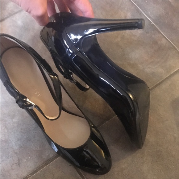Round toe black heels with strap-comes with box - Picture 2 of 4