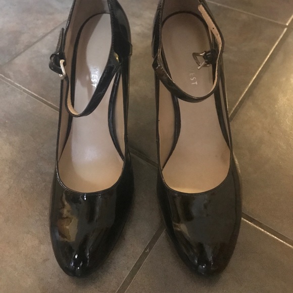 Round toe black heels with strap-comes with box - Picture 3 of 4