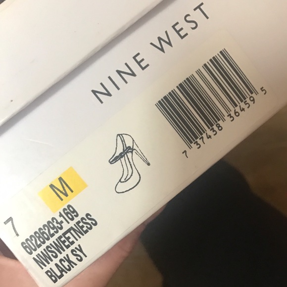 Round toe black heels with strap-comes with box - Picture 4 of 4