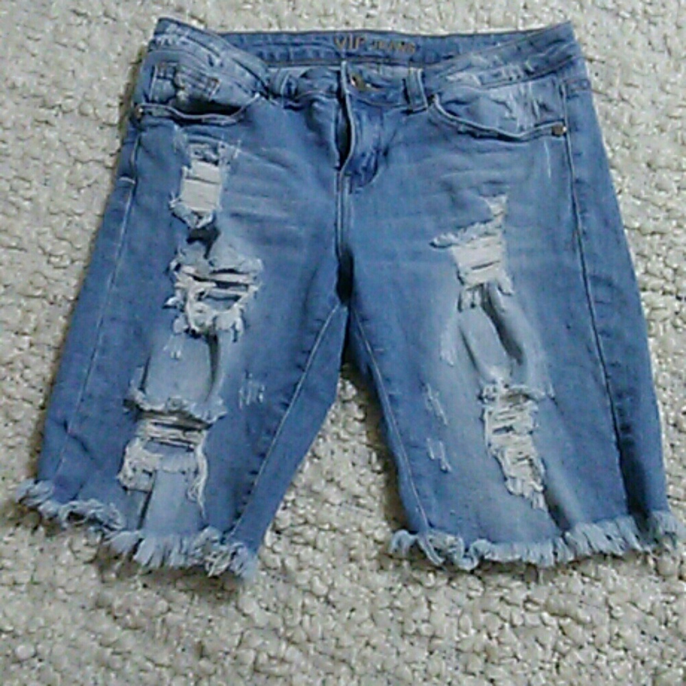 Distressed light wash short
