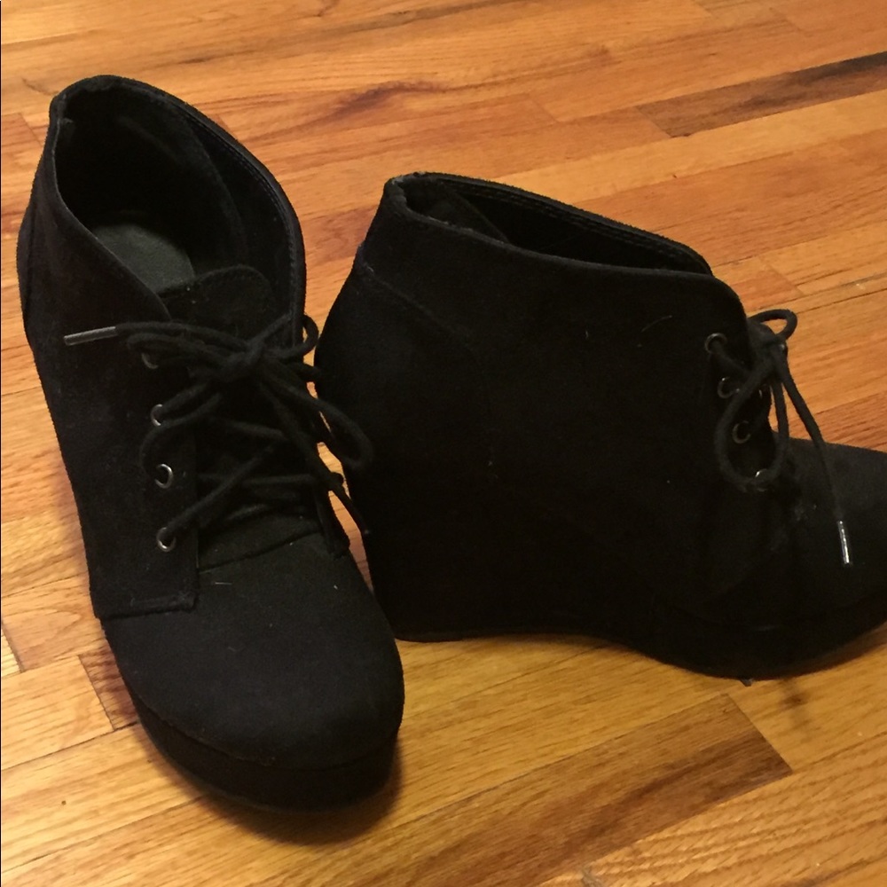Black wedges