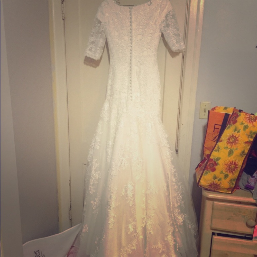 Brand new lace modest Allure ivory wedding dress